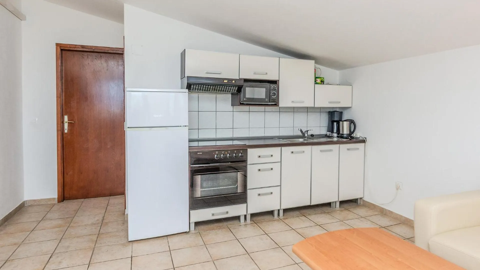 Beautiful Apartment In Nin With Kitchen
