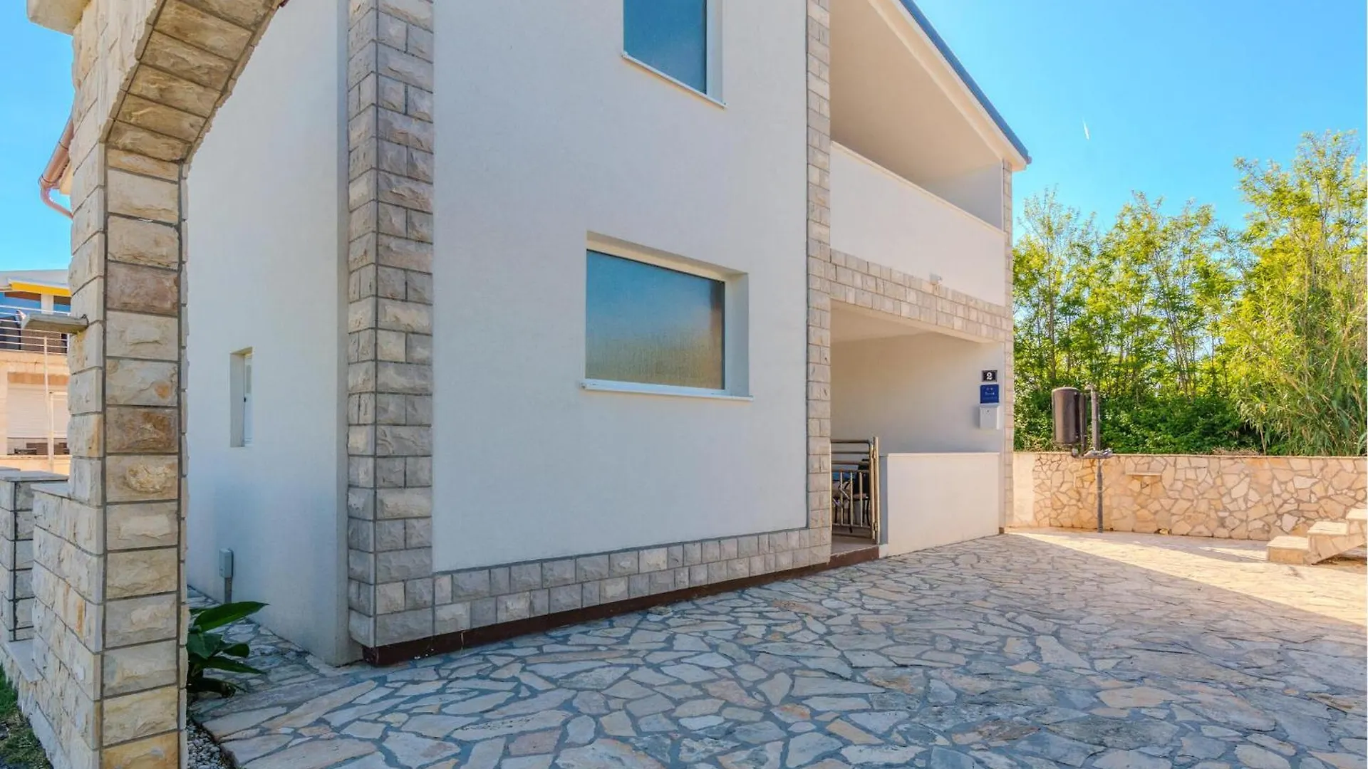 Beautiful Apartment In Nin With Kitchen